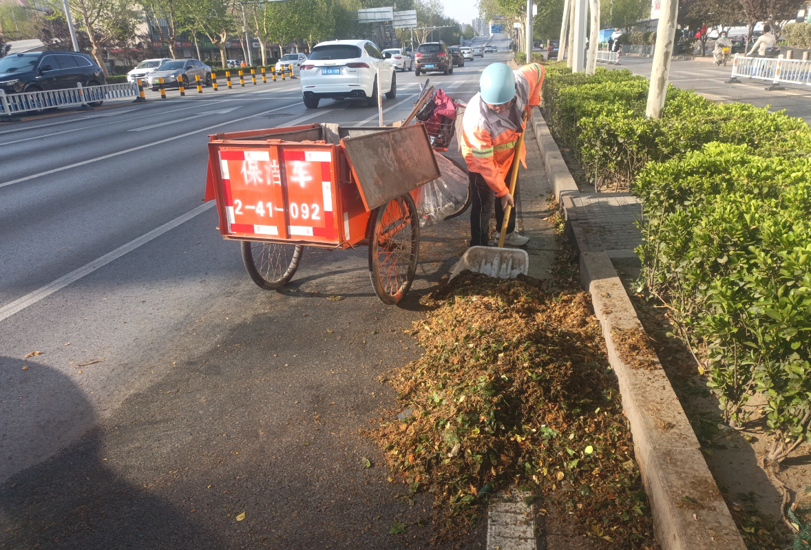 大风天气清扫忙 环卫保洁不停歇(图2)